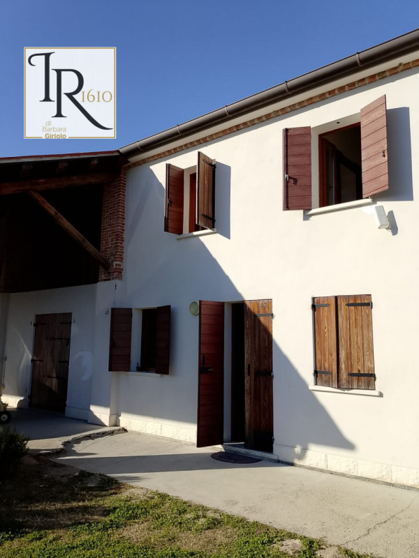 Scoprite questa splendida casa rustica in vendita nel cuore di Masi, immersa nella tranquillità d...