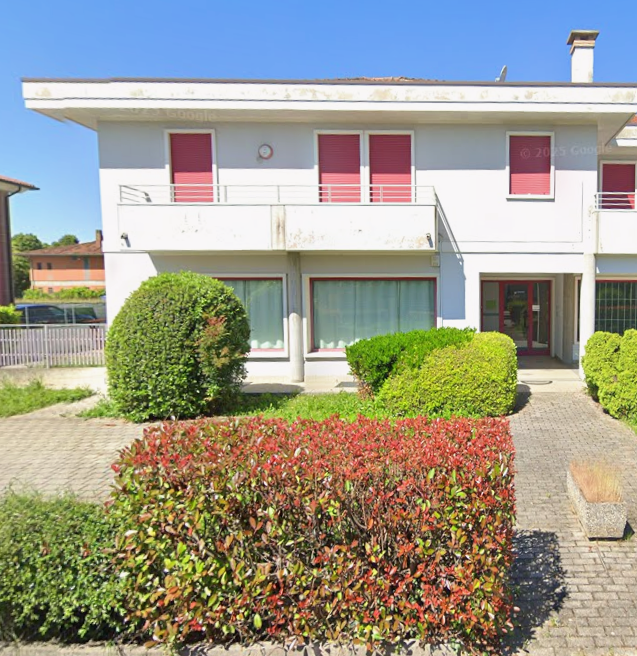 Proponiamo in pieno centro a Due Carrare un immobile commerciale di 120 mq, attualmente locato ad...