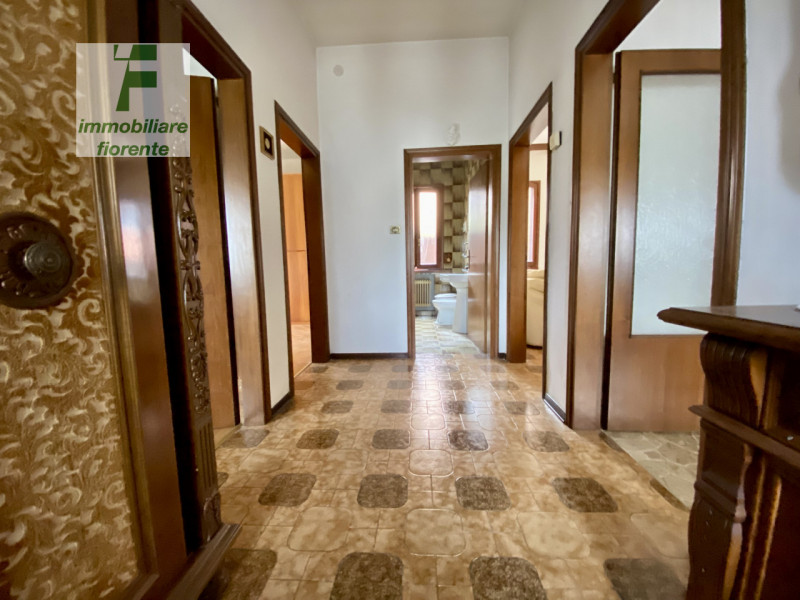 SOLUZIONE INTROVABILE...COMODA AI SERVIZI...SU UN LOTTO DI MQ 400...CASA SINGOLA SU UNICO PIANO D...