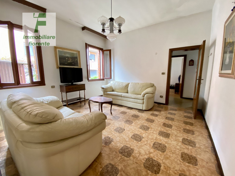 SOLUZIONE INTROVABILE...COMODA AI SERVIZI...SU UN LOTTO DI MQ 400...CASA SINGOLA SU UNICO PIANO D...