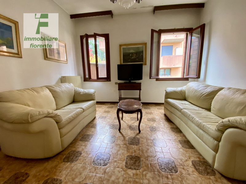 SOLUZIONE INTROVABILE...COMODA AI SERVIZI...SU UN LOTTO DI MQ 400...CASA SINGOLA SU UNICO PIANO D...