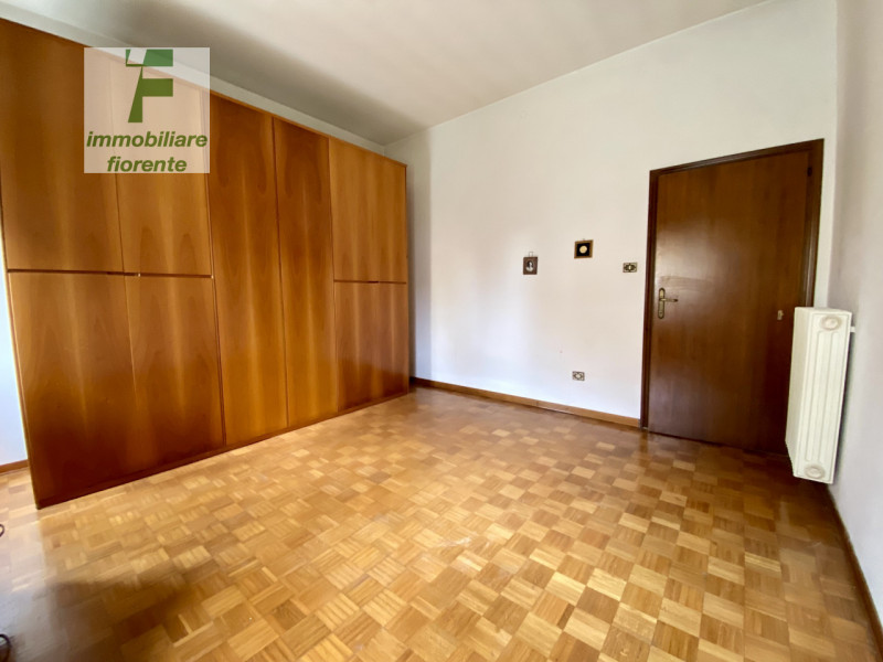 SOLUZIONE INTROVABILE...COMODA AI SERVIZI...SU UN LOTTO DI MQ 400...CASA SINGOLA SU UNICO PIANO D...