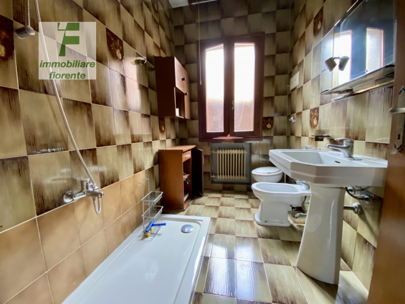 SOLUZIONE INTROVABILE...COMODA AI SERVIZI...SU UN LOTTO DI MQ 400...CASA SINGOLA SU UNICO PIANO D...