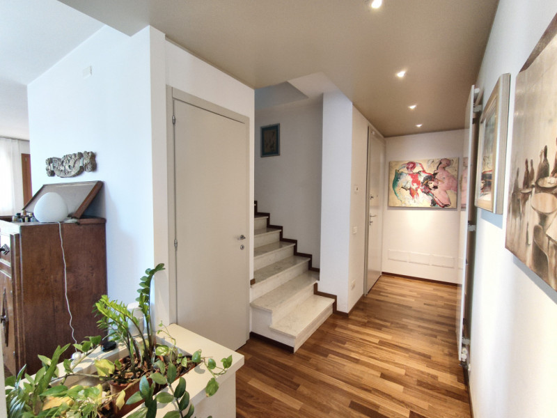 Proponiamo in vendita in contesto signorile, uno splendido ed elegante attico dalle generose dime...