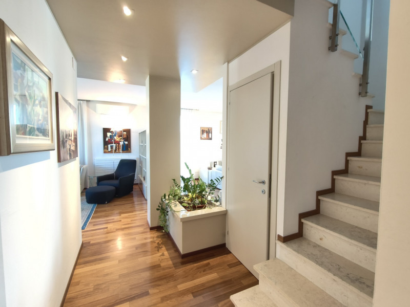 Proponiamo in vendita in contesto signorile, uno splendido ed elegante attico dalle generose dime...