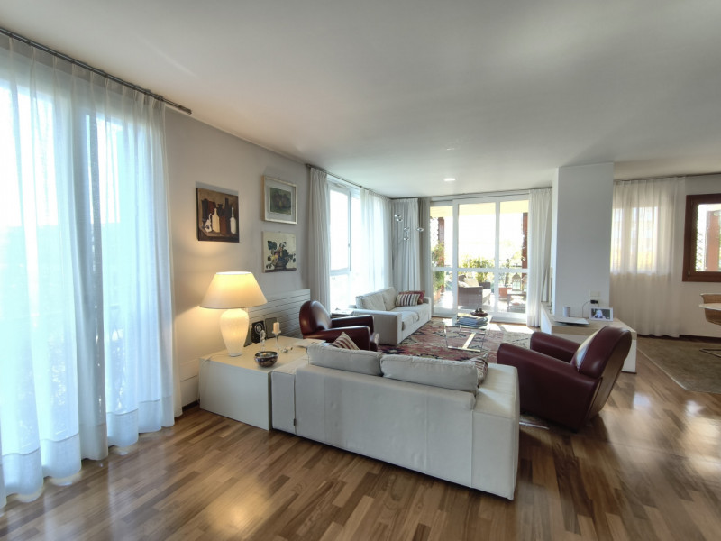 Proponiamo in vendita in contesto signorile, uno splendido ed elegante attico dalle generose dime...