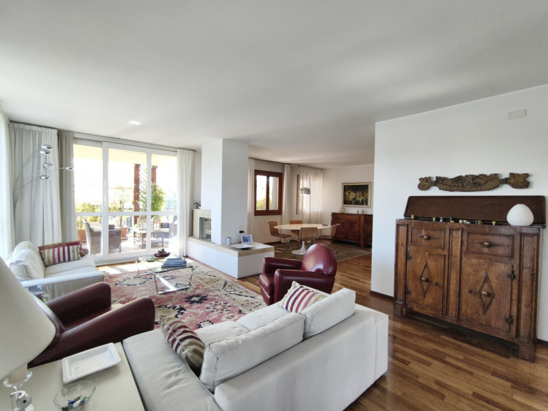 Proponiamo in vendita in contesto signorile, uno splendido ed elegante attico dalle generose dime...