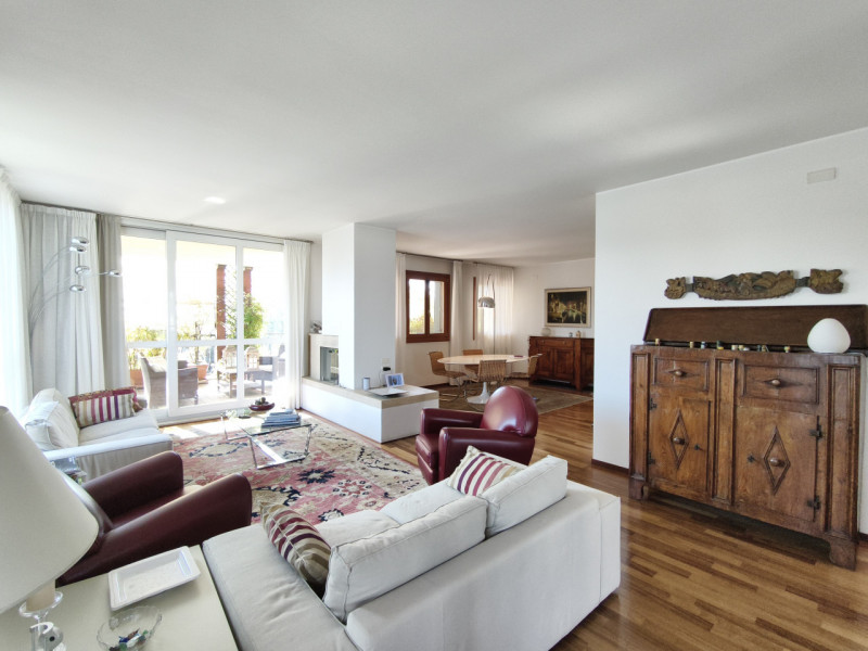 Proponiamo in vendita in contesto signorile, uno splendido ed elegante attico dalle generose dime...