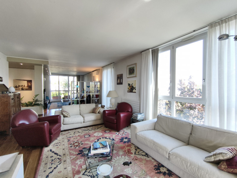 Proponiamo in vendita in contesto signorile, uno splendido ed elegante attico dalle generose dime...