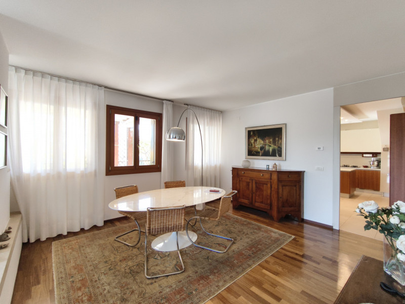 Proponiamo in vendita in contesto signorile, uno splendido ed elegante attico dalle generose dime...