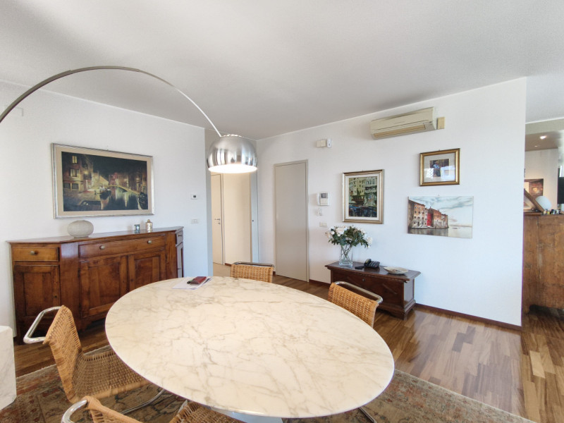 Proponiamo in vendita in contesto signorile, uno splendido ed elegante attico dalle generose dime...