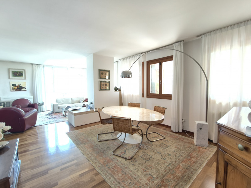 Proponiamo in vendita in contesto signorile, uno splendido ed elegante attico dalle generose dime...