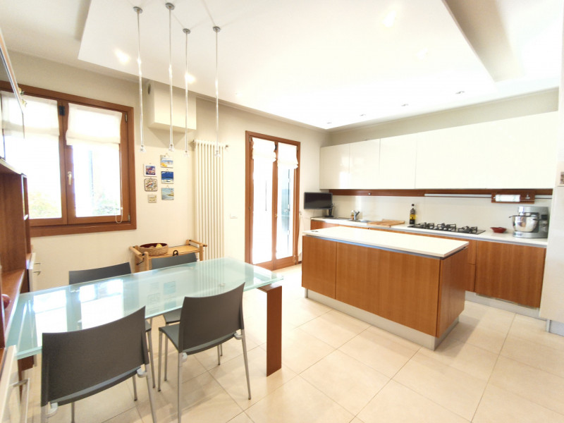 Proponiamo in vendita in contesto signorile, uno splendido ed elegante attico dalle generose dime...