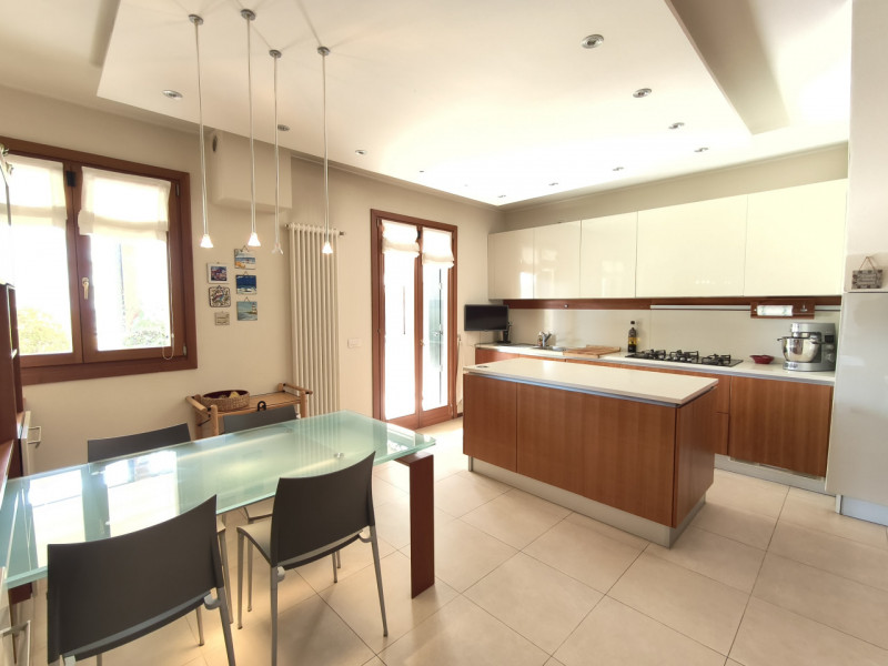 Proponiamo in vendita in contesto signorile, uno splendido ed elegante attico dalle generose dime...