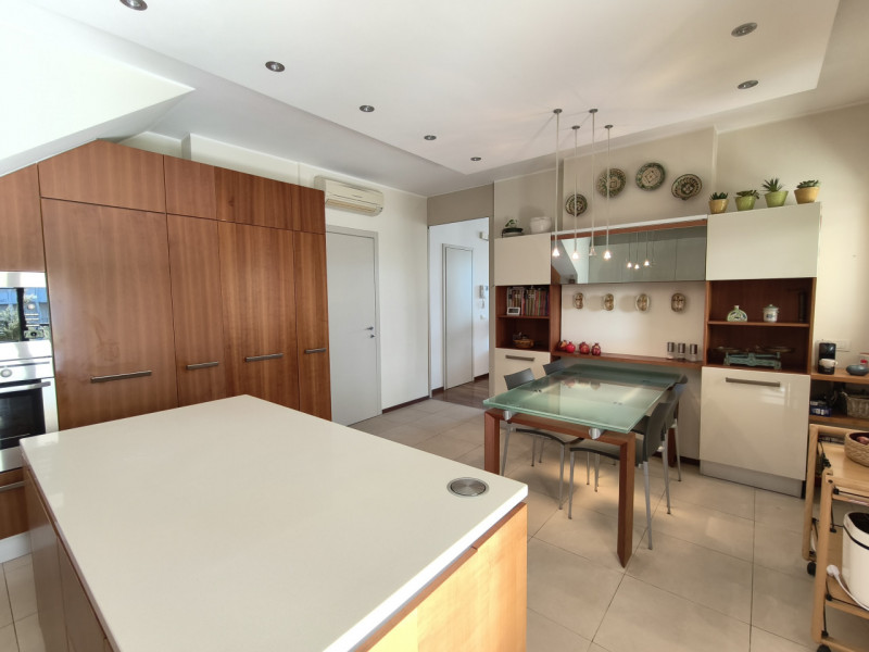 Proponiamo in vendita in contesto signorile, uno splendido ed elegante attico dalle generose dime...