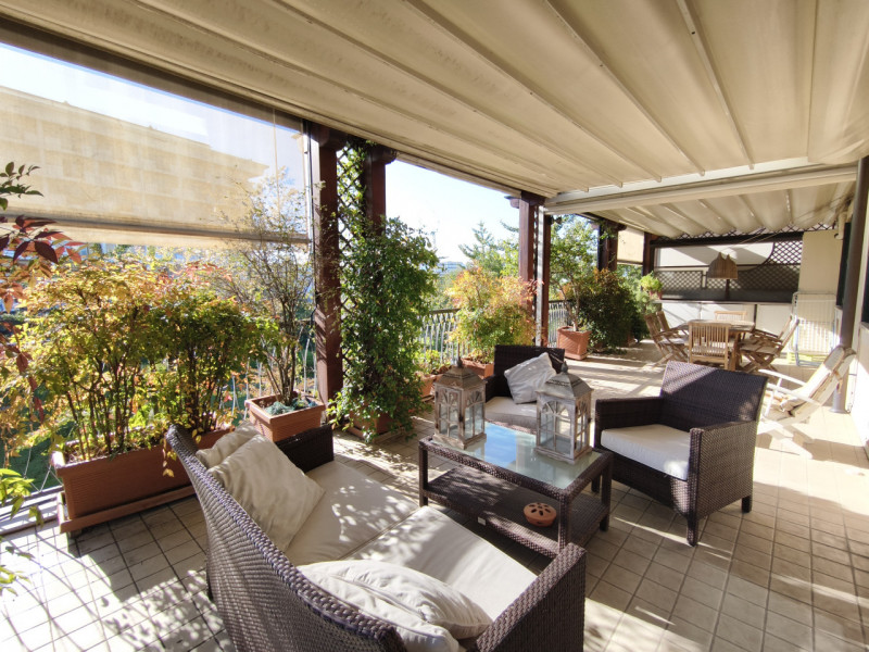 Proponiamo in vendita in contesto signorile, uno splendido ed elegante attico dalle generose dime...