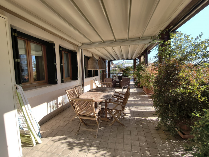 Proponiamo in vendita in contesto signorile, uno splendido ed elegante attico dalle generose dime...