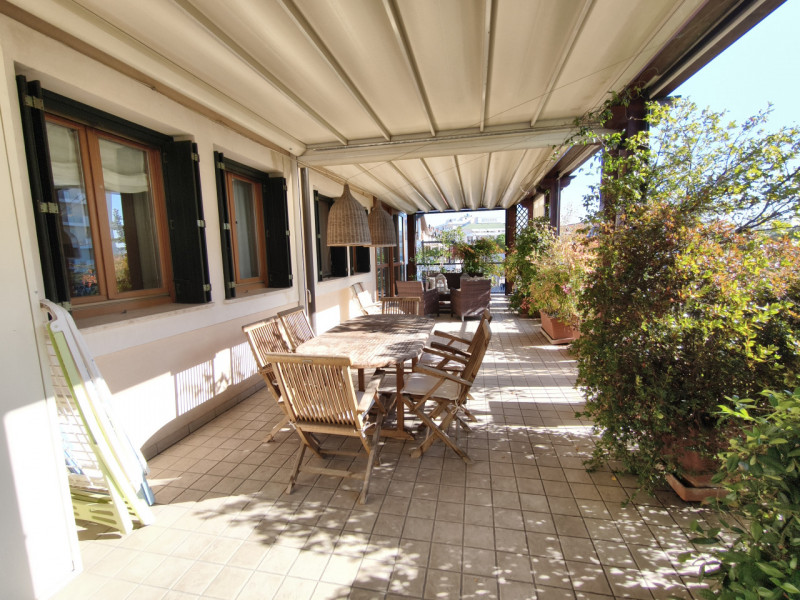 Proponiamo in vendita in contesto signorile, uno splendido ed elegante attico dalle generose dime...