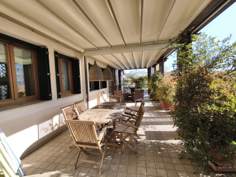 Proponiamo in vendita in contesto signorile, uno splendido ed elegante attico dalle generose dime...