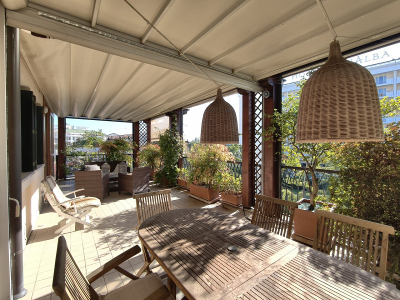 Proponiamo in vendita in contesto signorile, uno splendido ed elegante attico dalle generose dime...