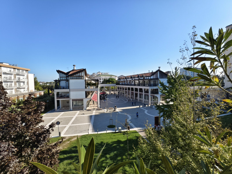 Proponiamo in vendita in contesto signorile, uno splendido ed elegante attico dalle generose dime...