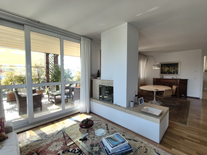 Proponiamo in vendita in contesto signorile, uno splendido ed elegante attico dalle generose dime...