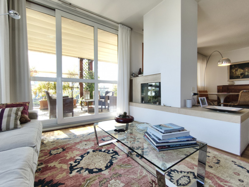 Proponiamo in vendita in contesto signorile, uno splendido ed elegante attico dalle generose dime...