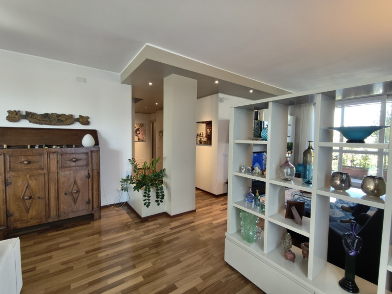 Proponiamo in vendita in contesto signorile, uno splendido ed elegante attico dalle generose dime...