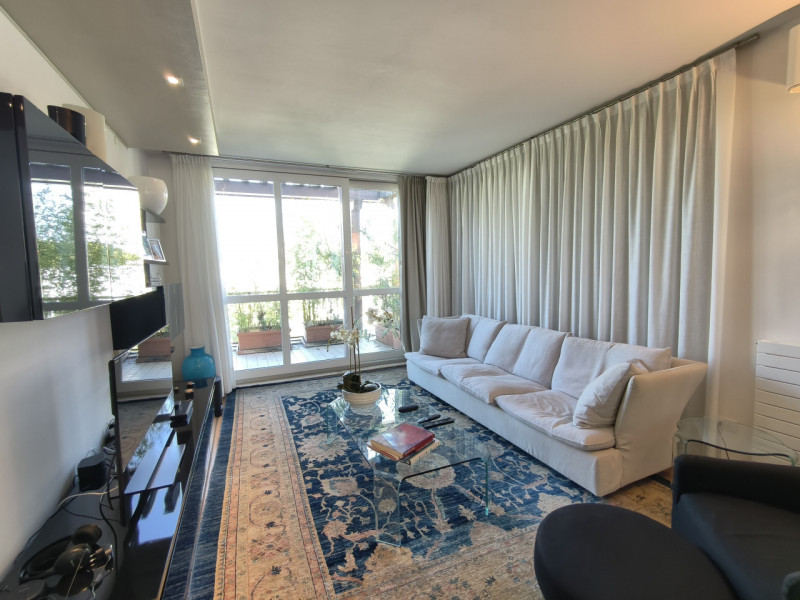 Proponiamo in vendita in contesto signorile, uno splendido ed elegante attico dalle generose dime...