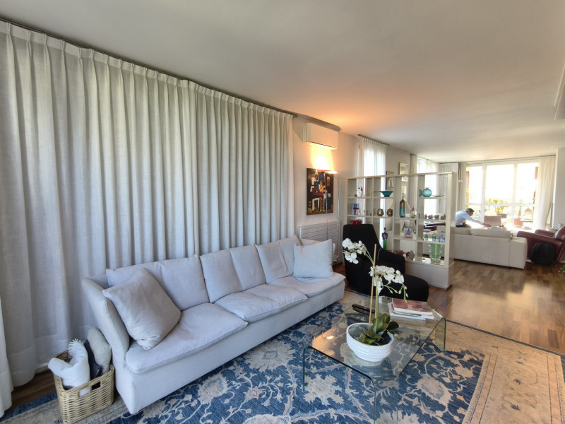 Proponiamo in vendita in contesto signorile, uno splendido ed elegante attico dalle generose dime...