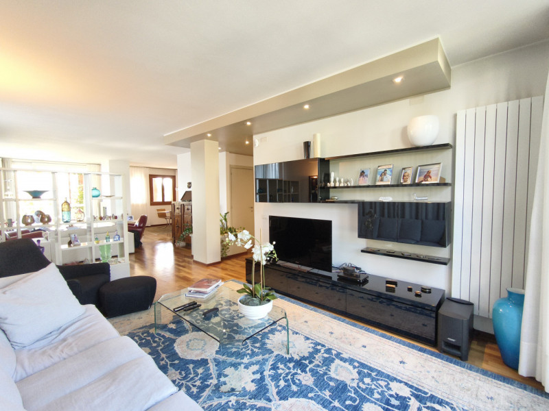 Proponiamo in vendita in contesto signorile, uno splendido ed elegante attico dalle generose dime...