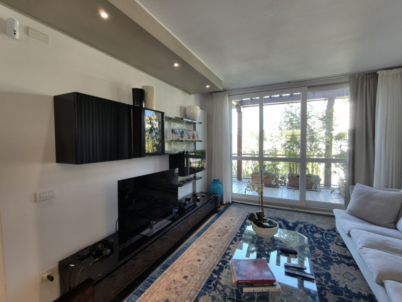 Proponiamo in vendita in contesto signorile, uno splendido ed elegante attico dalle generose dime...