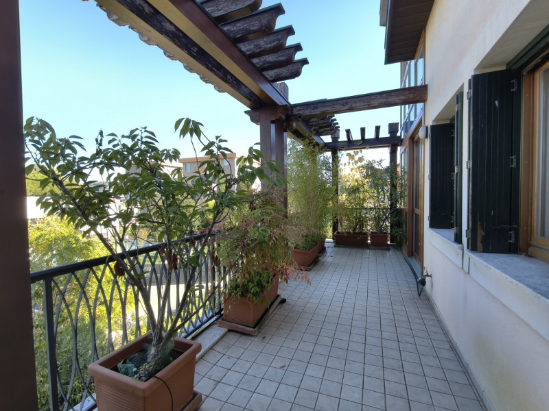 Proponiamo in vendita in contesto signorile, uno splendido ed elegante attico dalle generose dime...