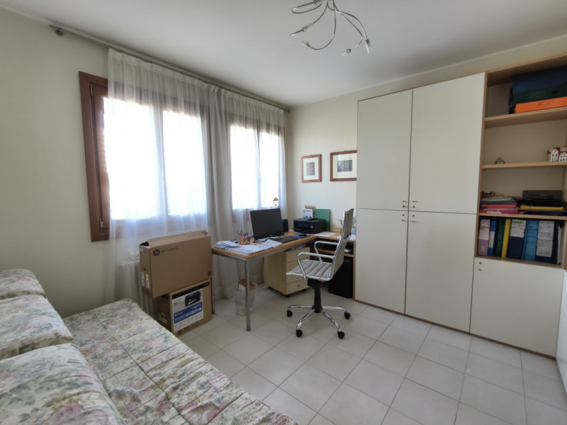 Proponiamo in vendita in contesto signorile, uno splendido ed elegante attico dalle generose dime...