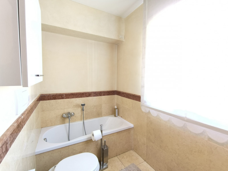 Proponiamo in vendita in contesto signorile, uno splendido ed elegante attico dalle generose dime...