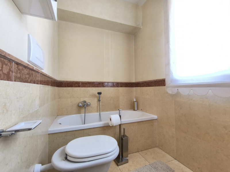 Proponiamo in vendita in contesto signorile, uno splendido ed elegante attico dalle generose dime...