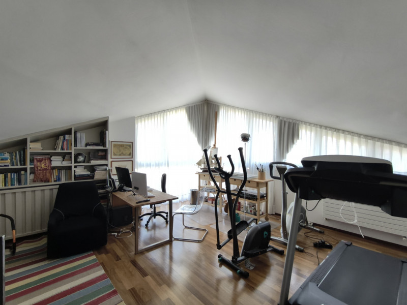 Proponiamo in vendita in contesto signorile, uno splendido ed elegante attico dalle generose dime...