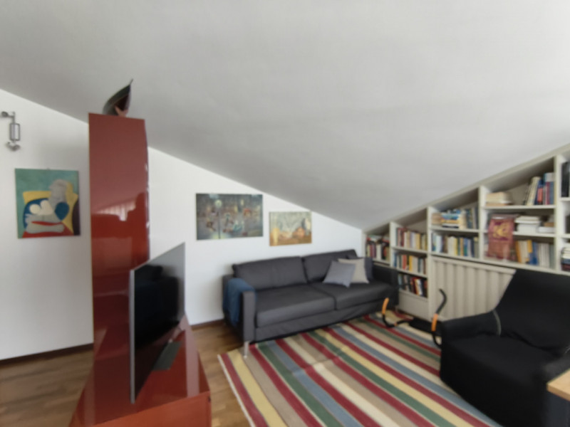 Proponiamo in vendita in contesto signorile, uno splendido ed elegante attico dalle generose dime...