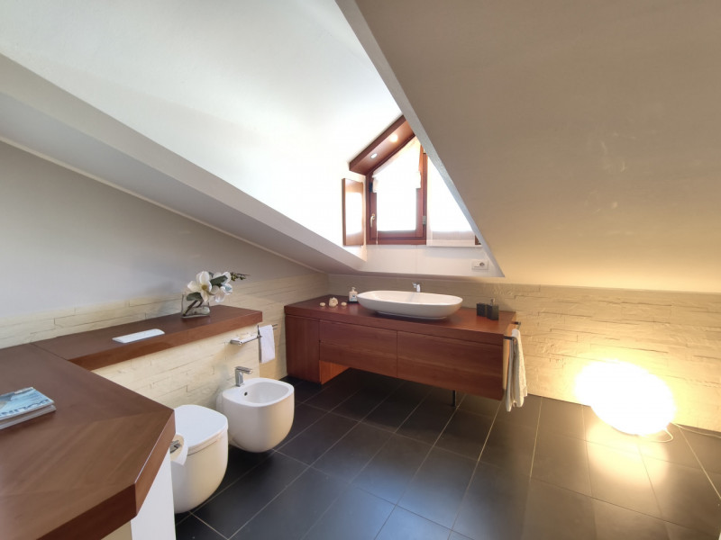 Proponiamo in vendita in contesto signorile, uno splendido ed elegante attico dalle generose dime...