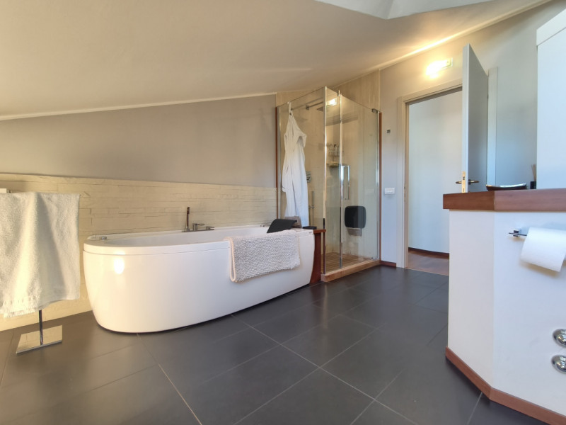 Proponiamo in vendita in contesto signorile, uno splendido ed elegante attico dalle generose dime...