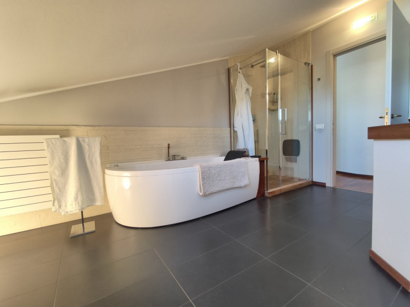 Proponiamo in vendita in contesto signorile, uno splendido ed elegante attico dalle generose dime...