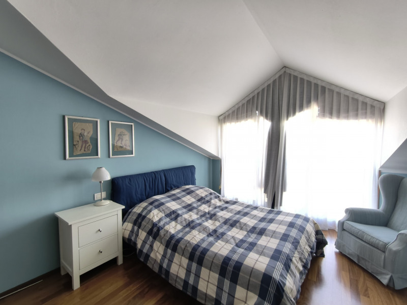 Proponiamo in vendita in contesto signorile, uno splendido ed elegante attico dalle generose dime...