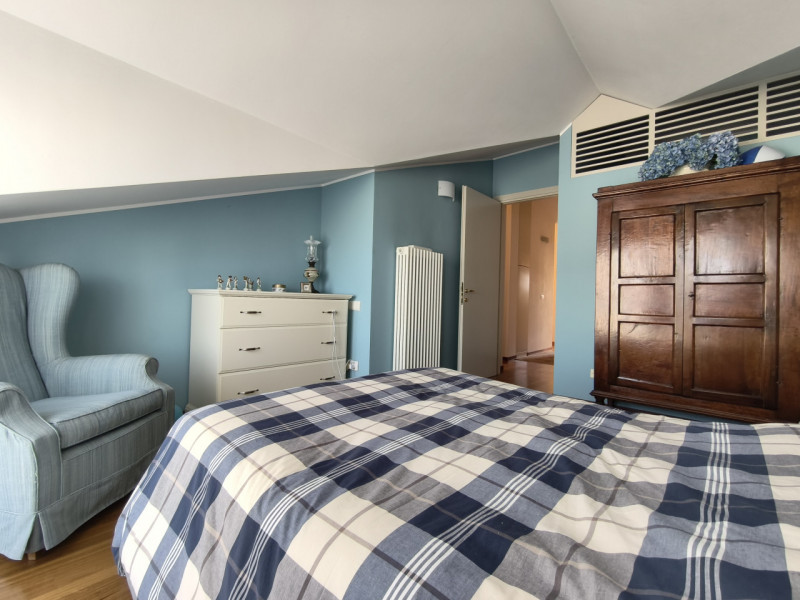 Proponiamo in vendita in contesto signorile, uno splendido ed elegante attico dalle generose dime...