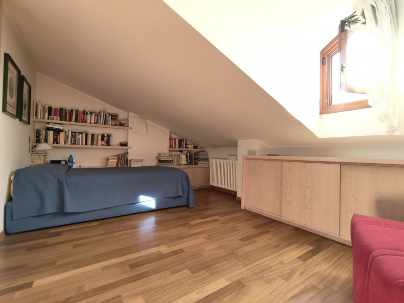 Proponiamo in vendita in contesto signorile, uno splendido ed elegante attico dalle generose dime...