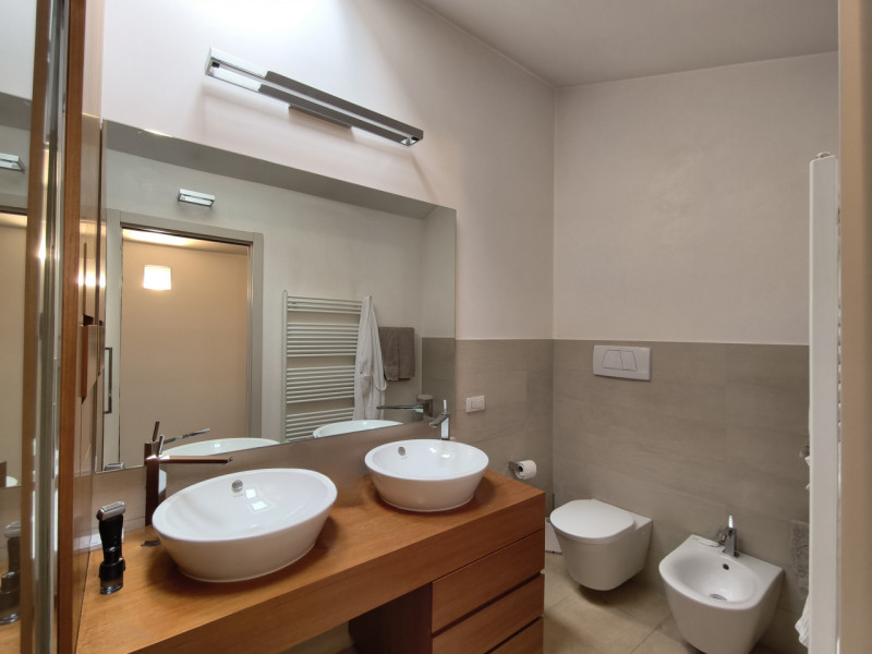 Proponiamo in vendita in contesto signorile, uno splendido ed elegante attico dalle generose dime...