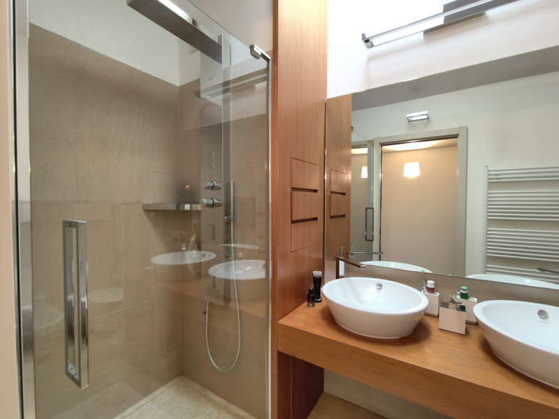 Proponiamo in vendita in contesto signorile, uno splendido ed elegante attico dalle generose dime...