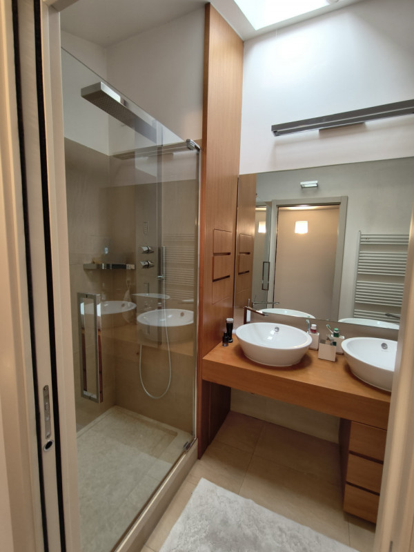 Proponiamo in vendita in contesto signorile, uno splendido ed elegante attico dalle generose dime...