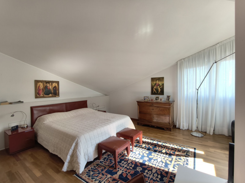 Proponiamo in vendita in contesto signorile, uno splendido ed elegante attico dalle generose dime...