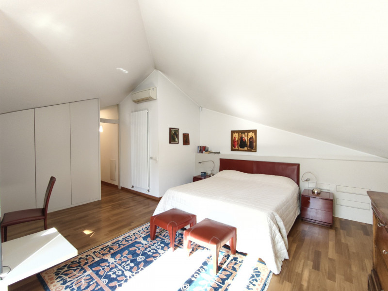 Proponiamo in vendita in contesto signorile, uno splendido ed elegante attico dalle generose dime...