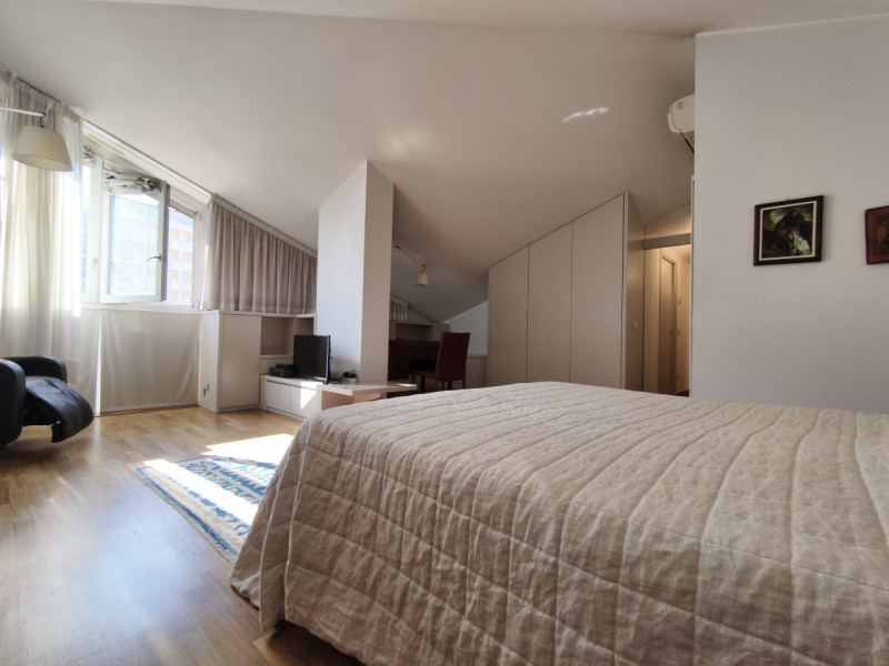 Proponiamo in vendita in contesto signorile, uno splendido ed elegante attico dalle generose dime...